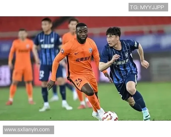 上海申花特谢拉踩踏邓涵文引争议：红牌判罚是否合理？